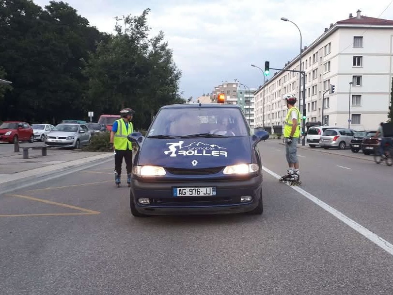 Staffeurs de Grenoble Roller encadrant une randonnée nocturne sécurisée dans les rues de Grenoble